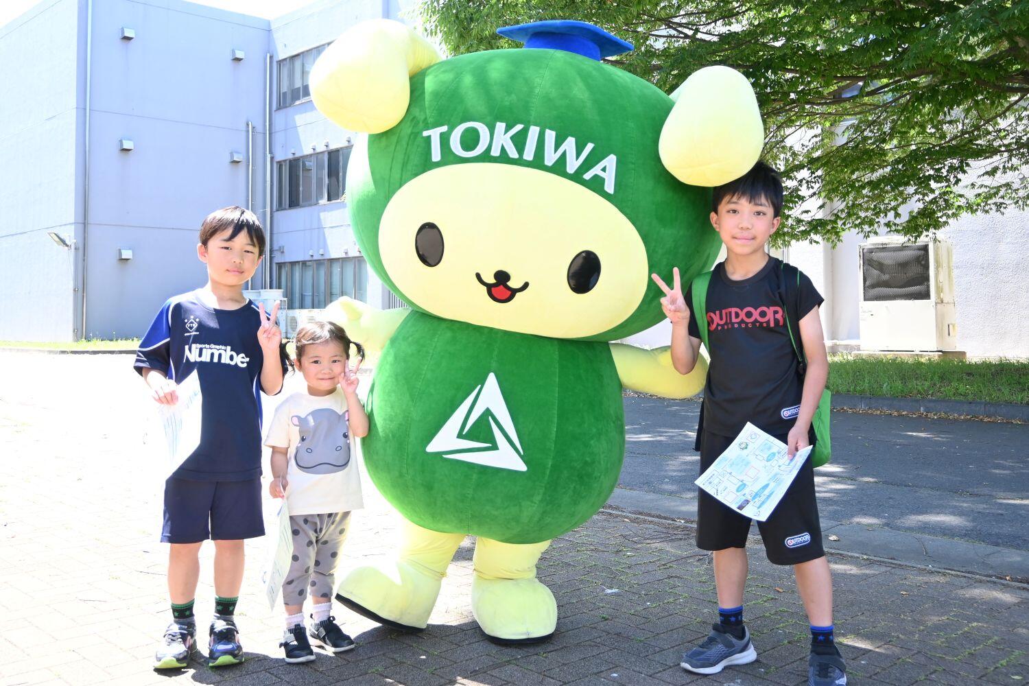 常磐大学マスコットキャラクター「ときわんこ」と参加者