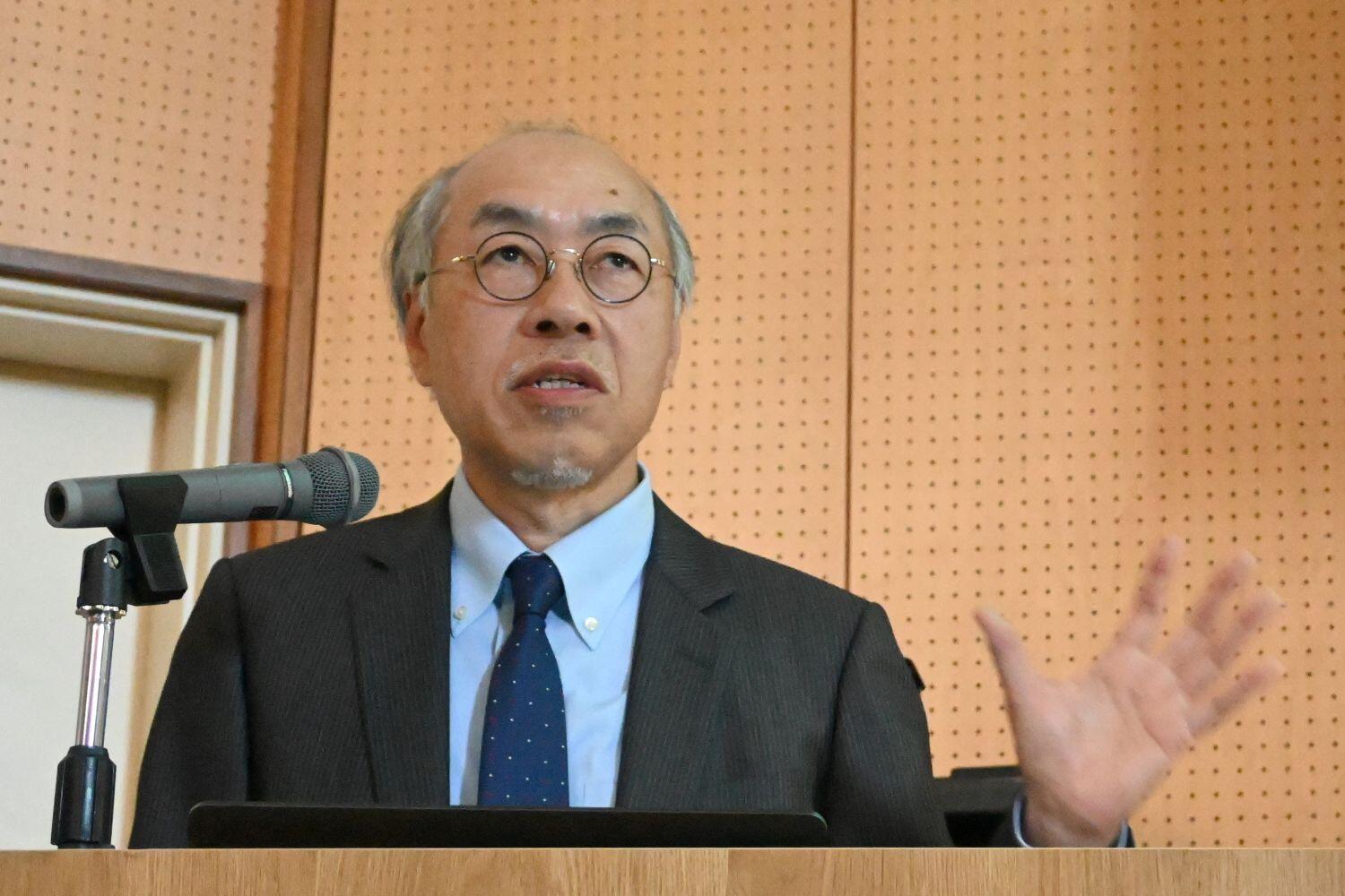 講義をする人文社会科学野の高橋修教授