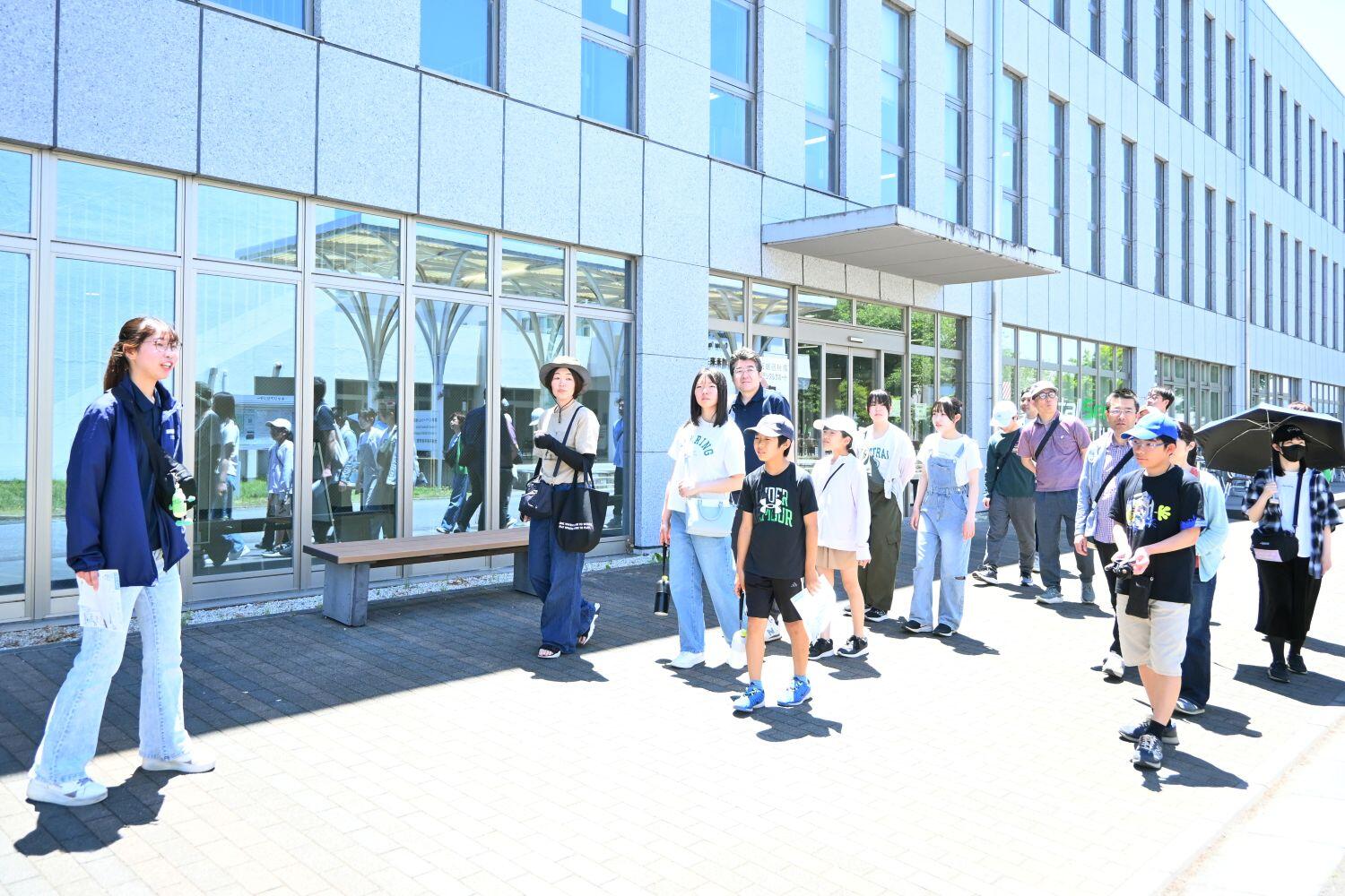 ガイド役の学生について歩く参加者たち