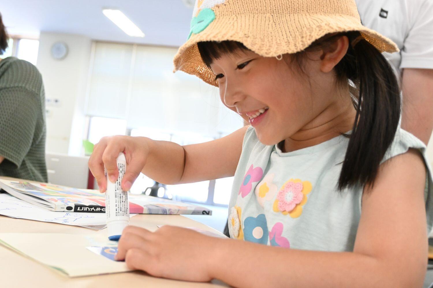 「オリジナルノートブックづくり」をする参加者