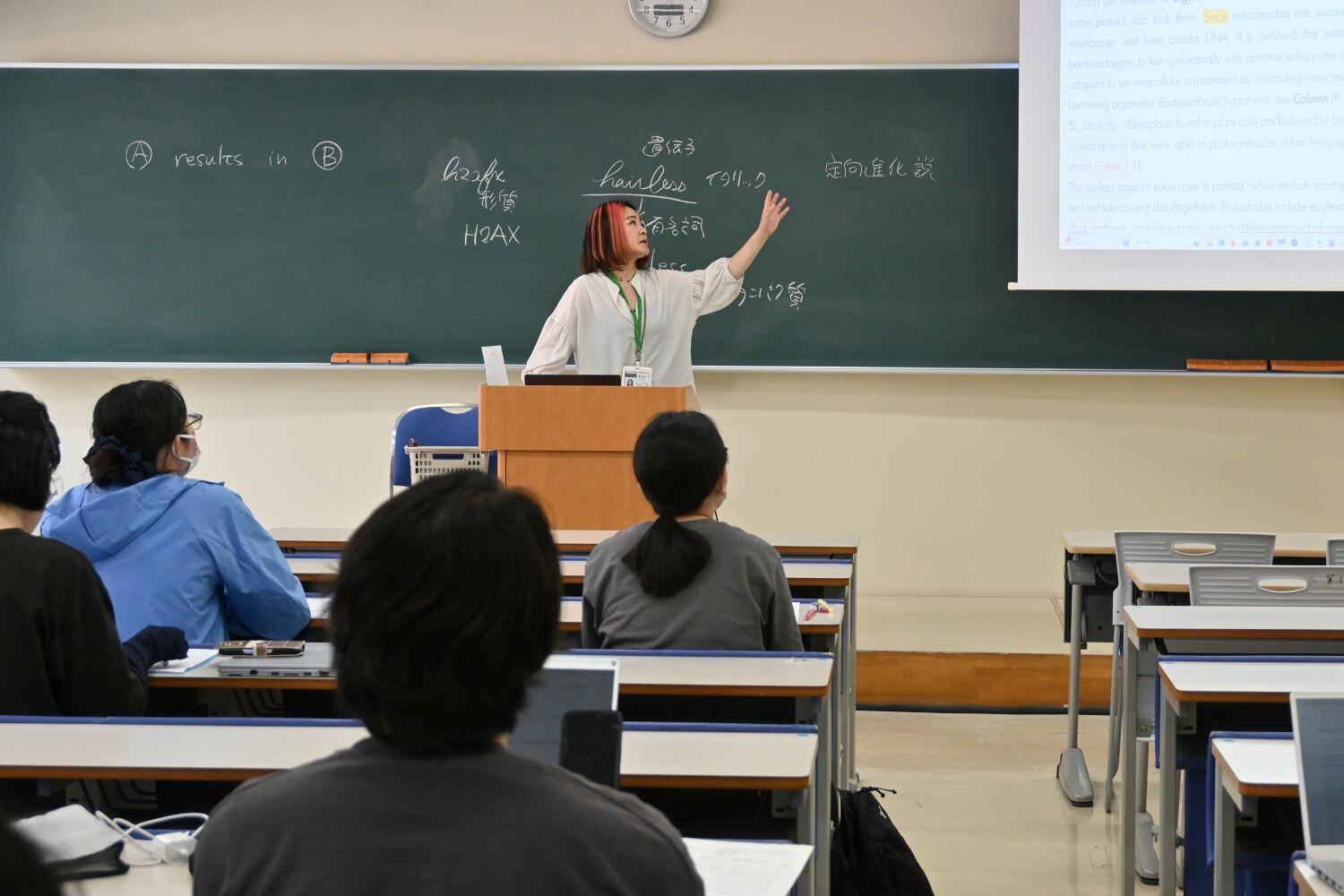 講義をする理学部／基礎自然科学野の中村麻子教授