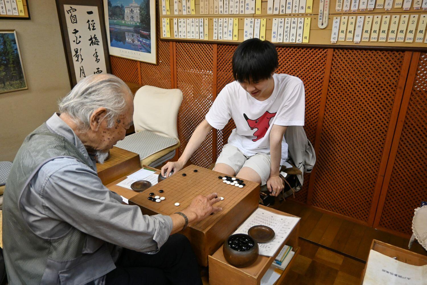 対局する陳さんと北見さん