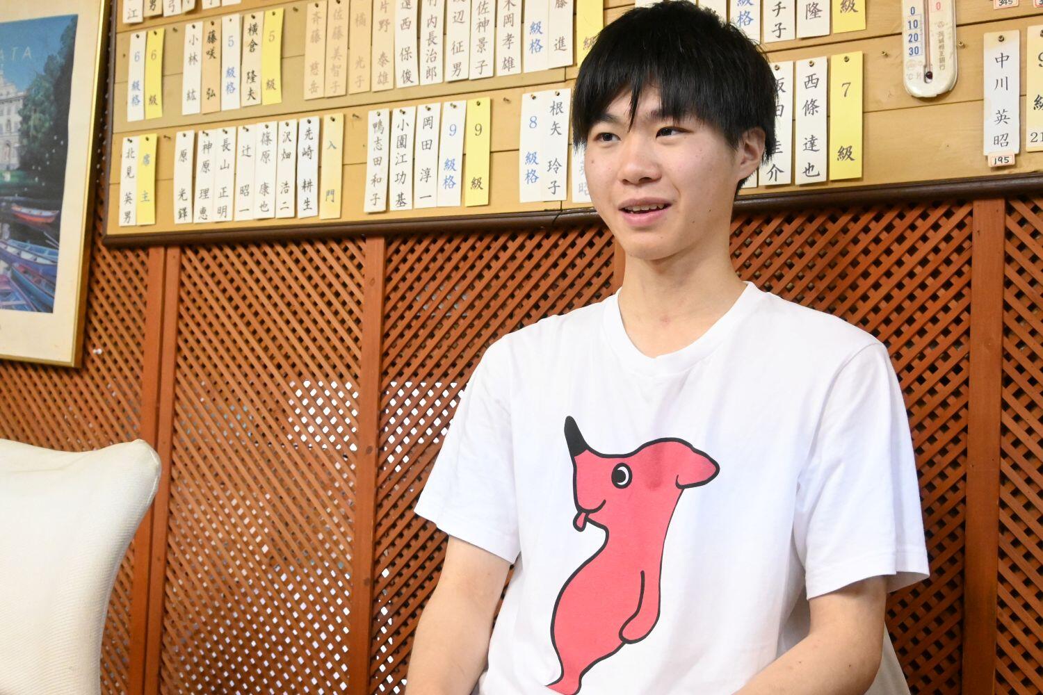 インタビューに答える陳さん