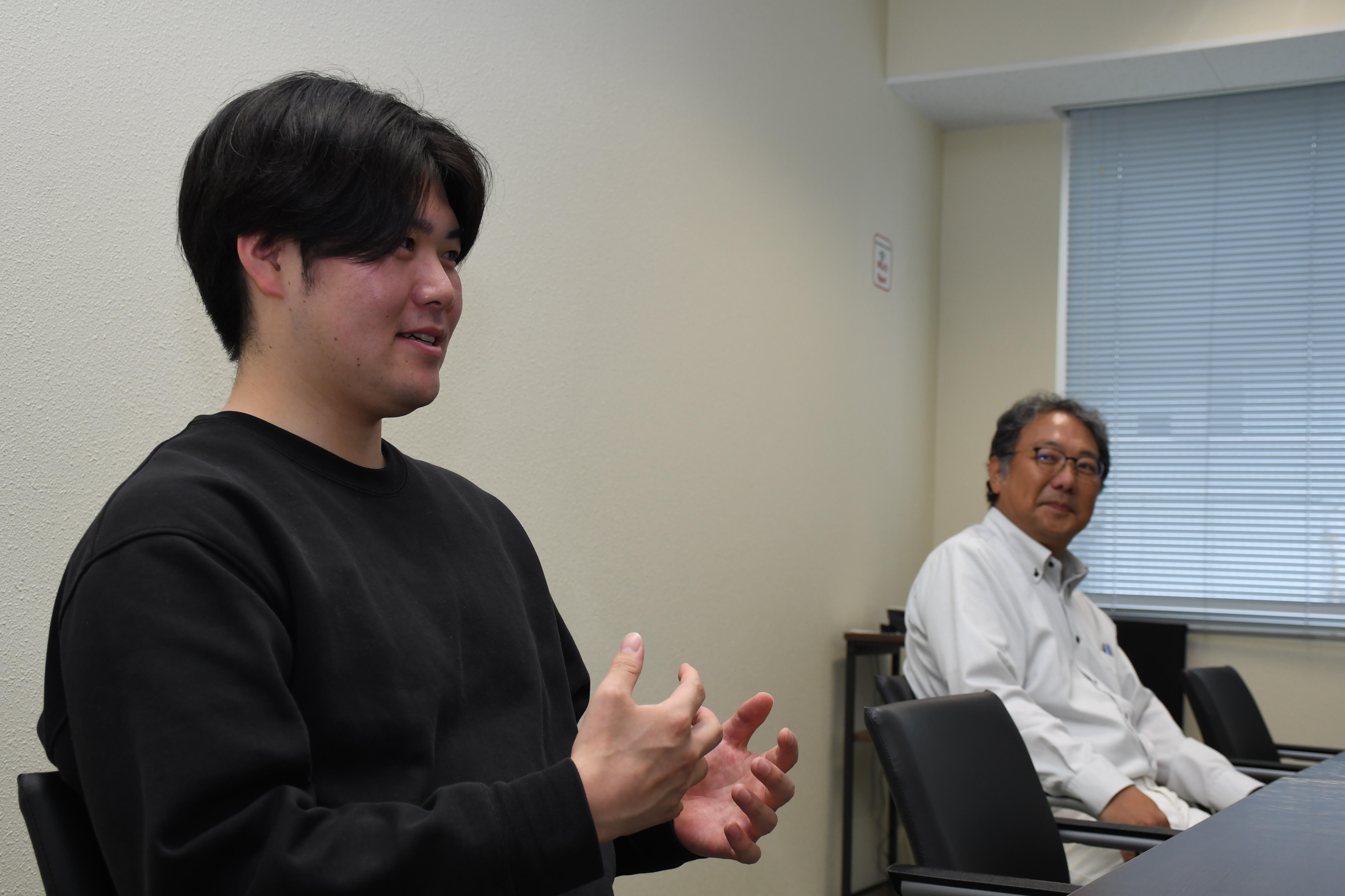手前が小泉さん、奥は横山教授