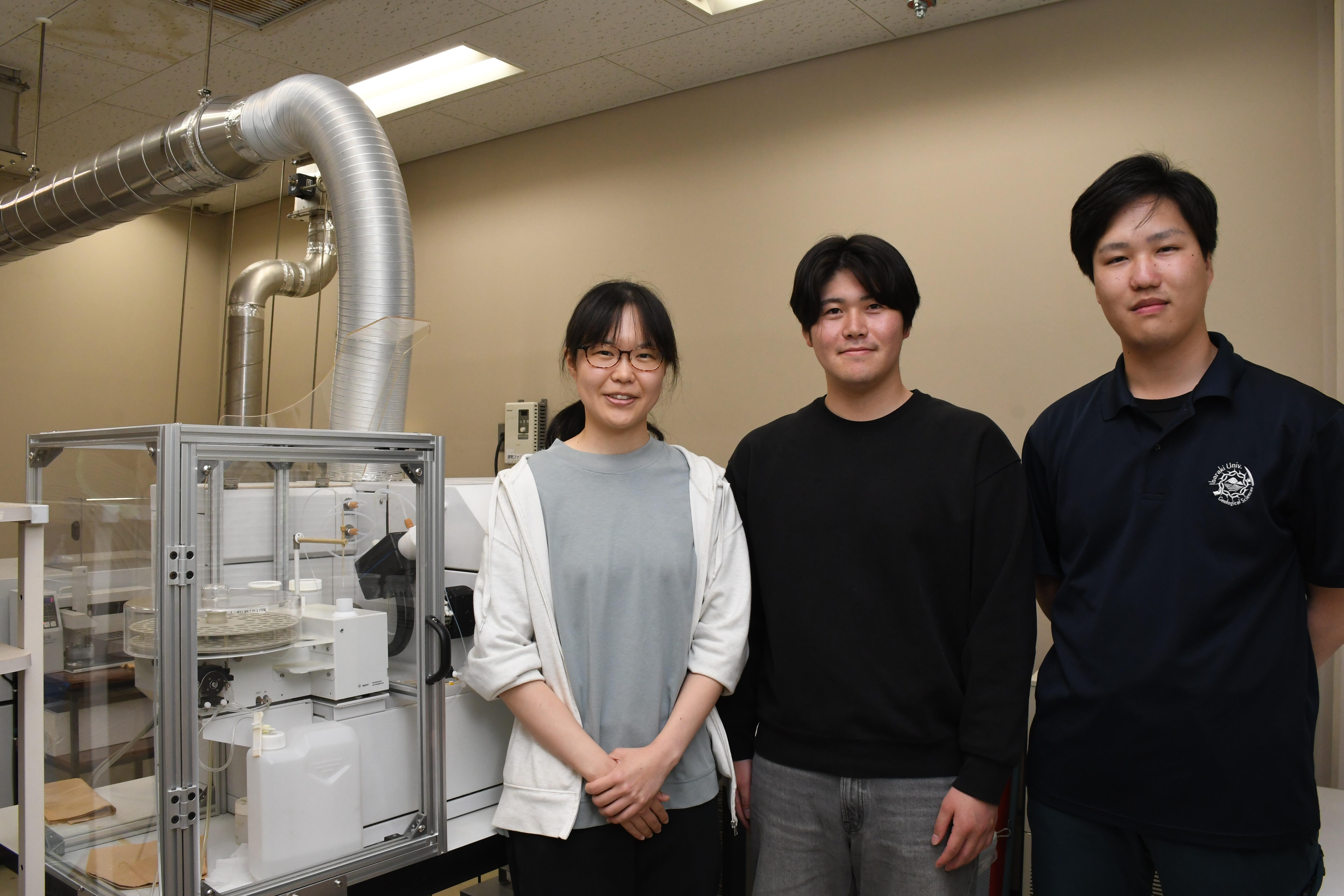 実験器具の前に立つ3人のドクター生