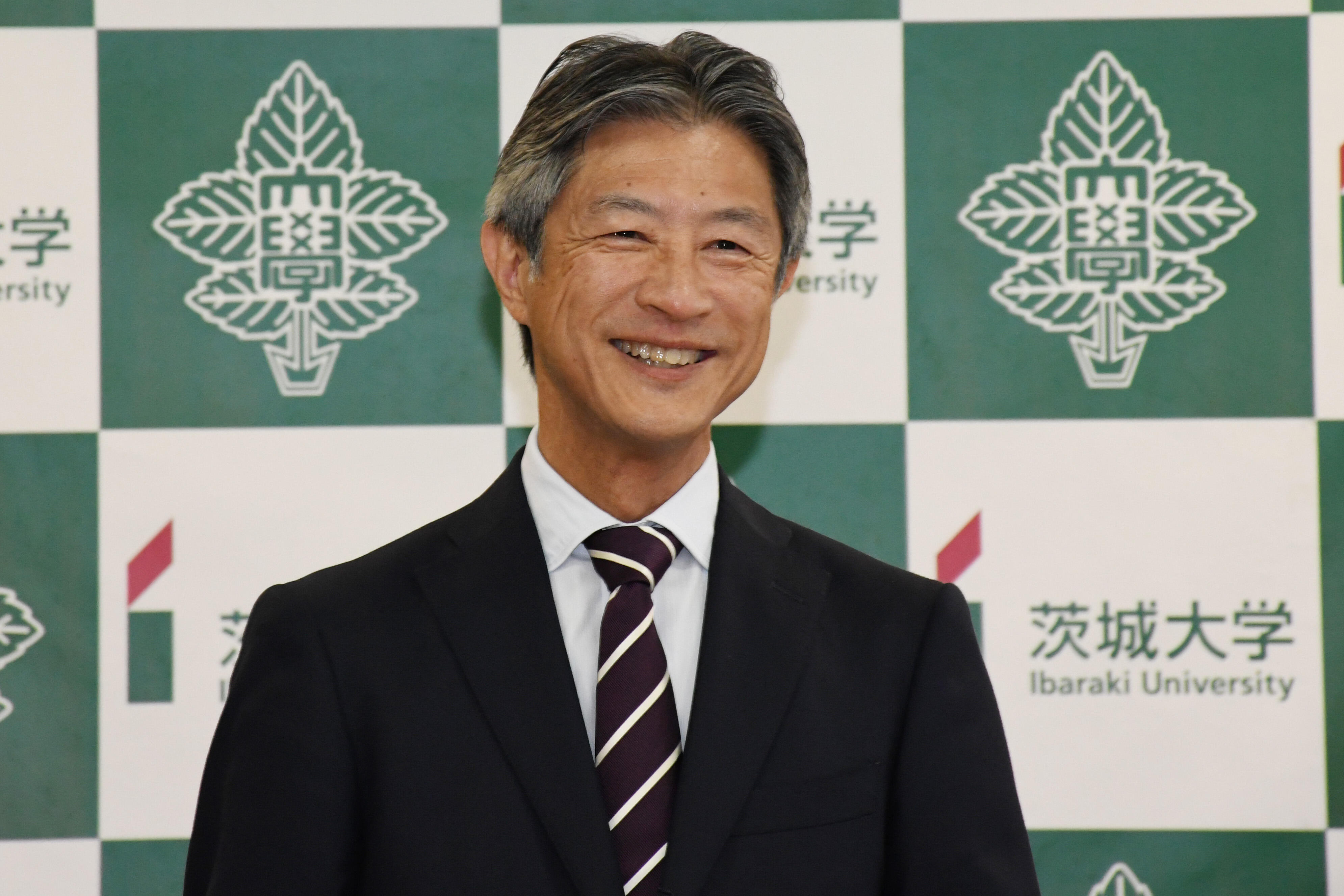 祝辞を述べる佐川学長