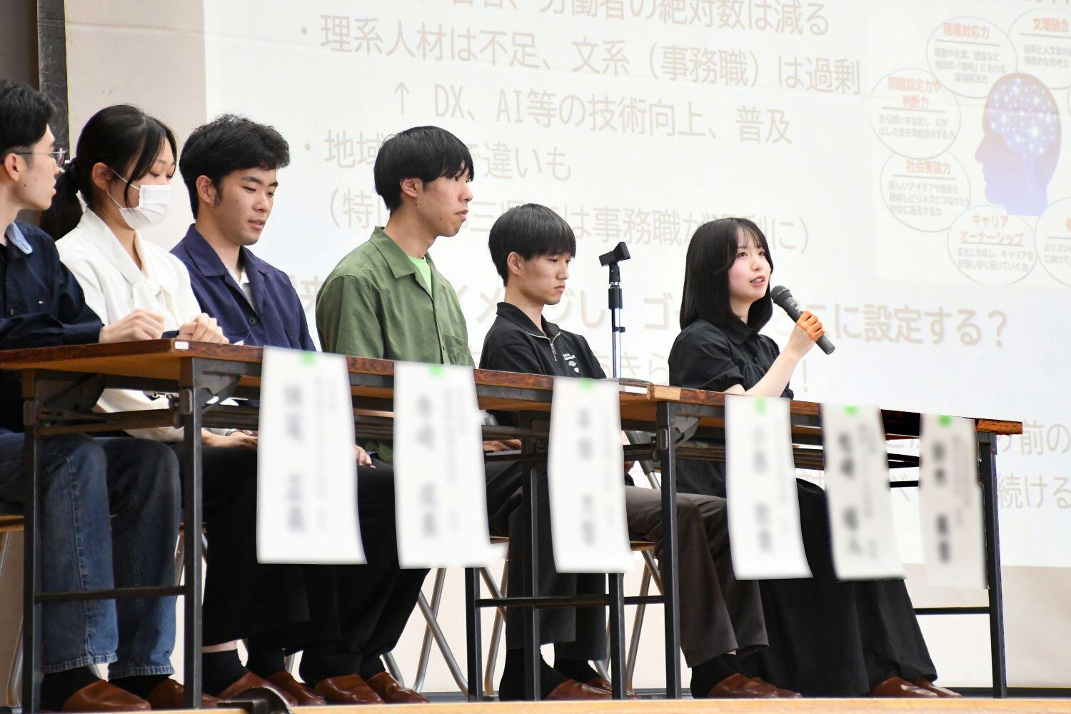 学生生活などについて話す茨大生たち